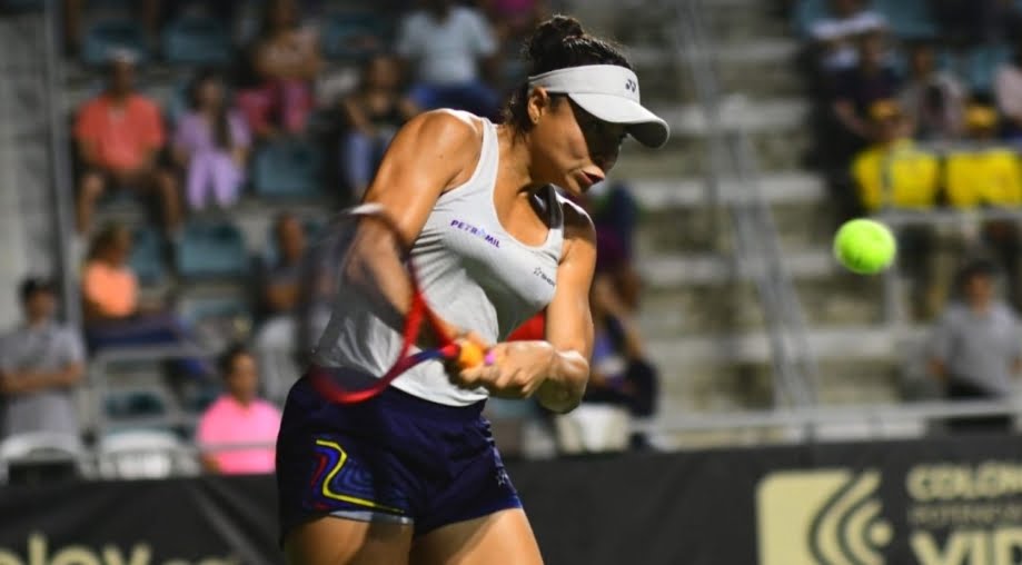La tenista colombiana María Fernanda Herazo, jugando tenis/internet.