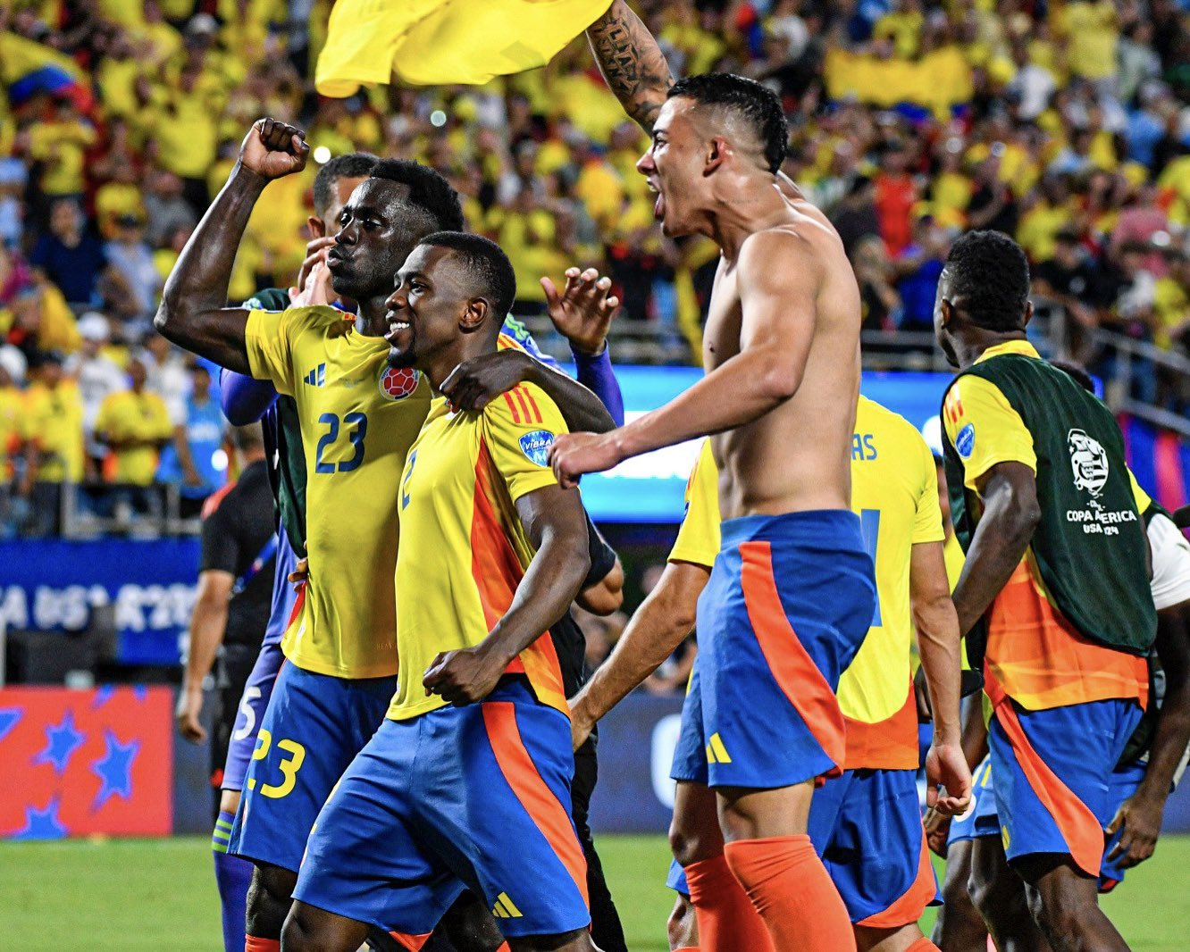 Al término del partido entre Colombia y Uruguay, jugadores colombianos celebran su victoria en Copa América 2024.