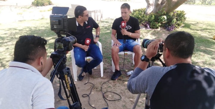 Rafael Castillo, el costeño que no podía ser otra cosa que no fuera periodista deportivo 3 Detrás de cámaras de una entrevista al futbolista colombiano Teófilo Gutiérrez/redes sociales.
