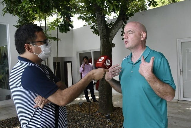 Rafael Castillo, el costeño que no podía ser otra cosa que no fuera periodista deportivo 2 Rafael Castillo entrevistando a Gianni Infantino, actual presidente de la FIFA/redes sociales.