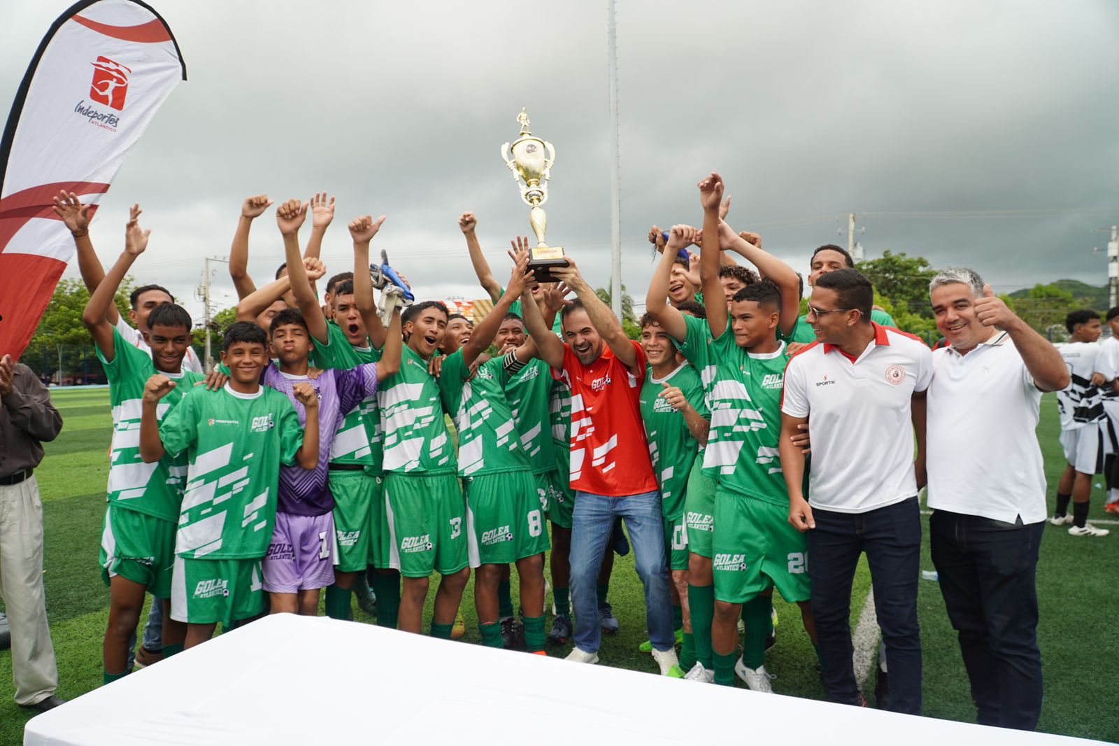 Jugadores de Sabanagrande alzando del trofeo de Golea Atlántico.