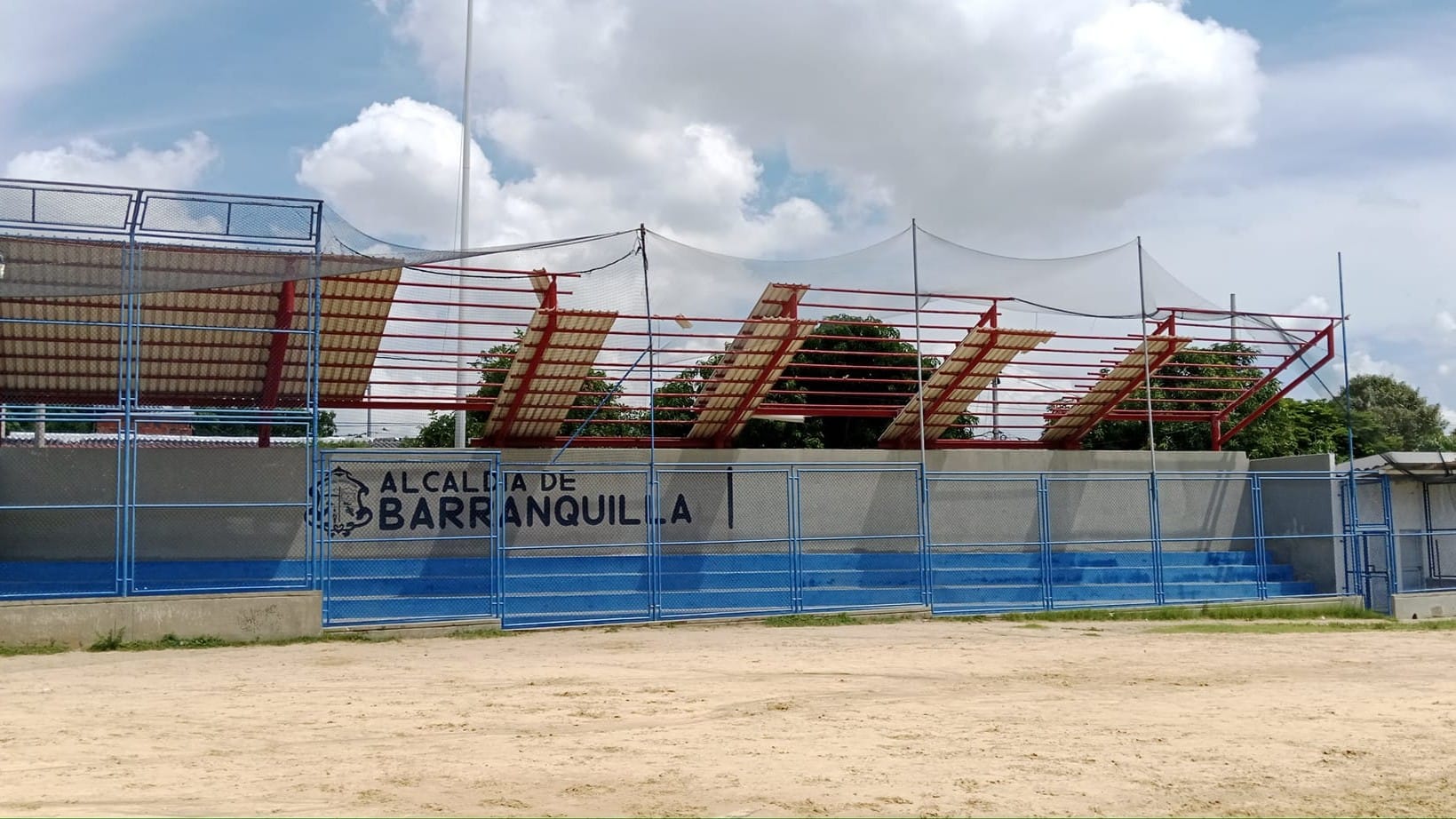 Foto del estadio de béisbol José Vargas del barrio La Victoria.