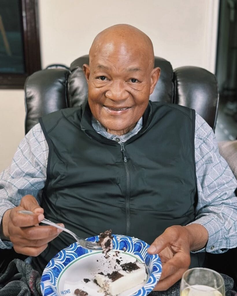 George Foreman y las hijas de Muhammad Ali recordaron los 50 años de 'Rumble in the Jungle' 2 George Foreman con un pastel celebrando su combate ante Muhammad Ali.