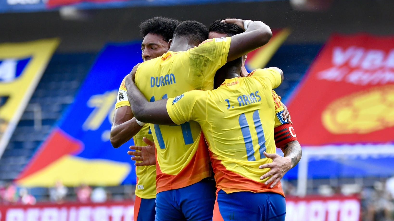 Jugadores de la selección Colombia celebran un gol frente Argentina en Eliminatorias.