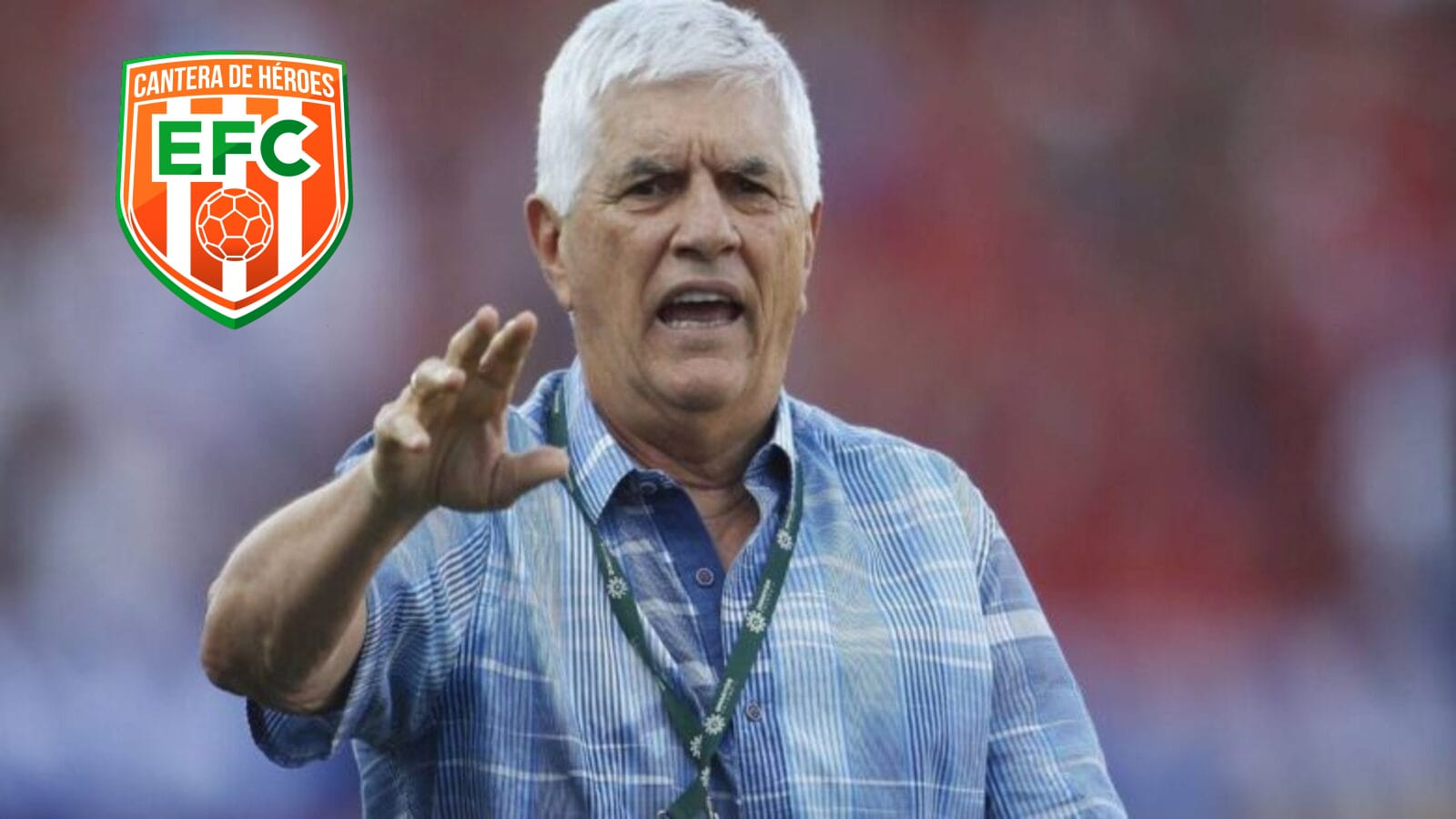 Julio Comesaña dirigiendo un partido. Escudo de Envigado FC, equipo que investiga casos de apuestas.