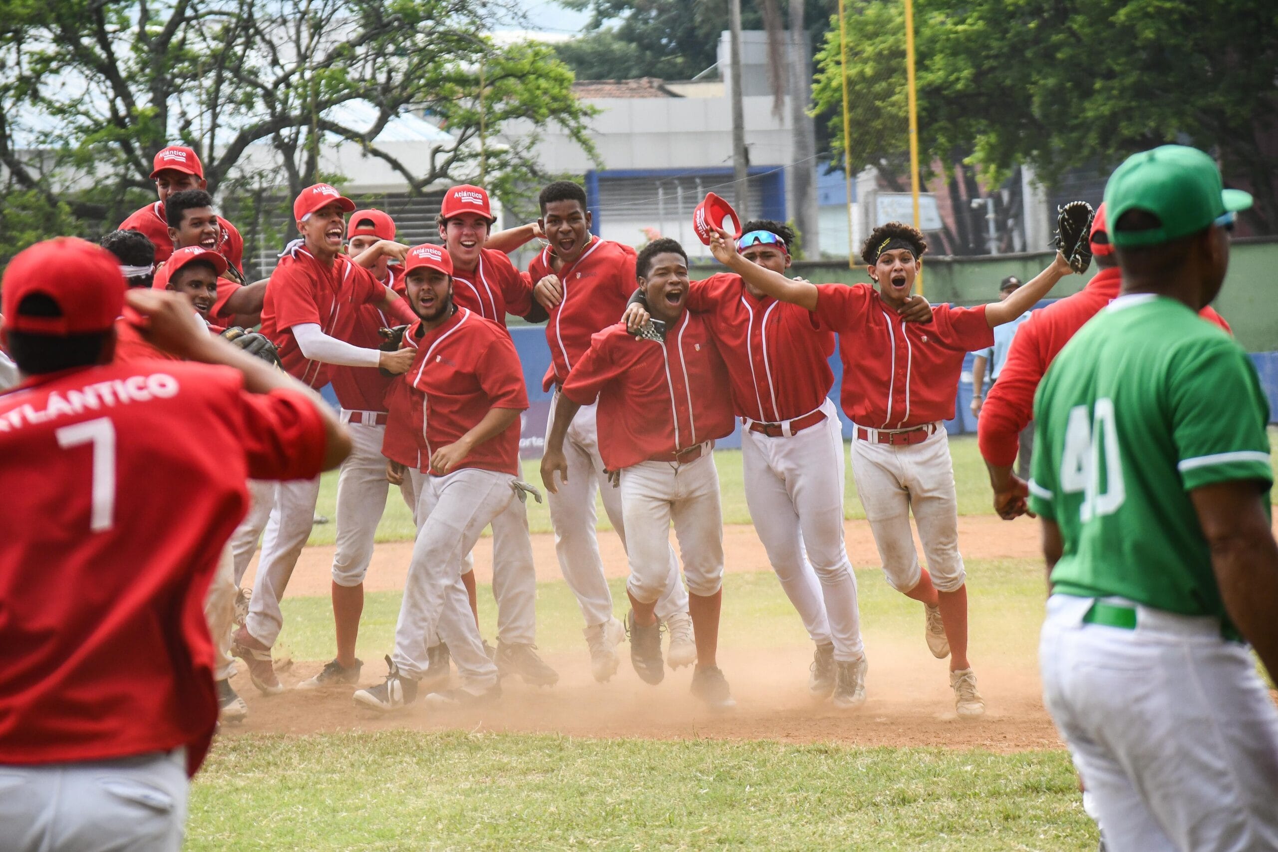 Beisbolistas del Atlántico celebran su medalla de oro en los Juegos Nacionales Juveniles.