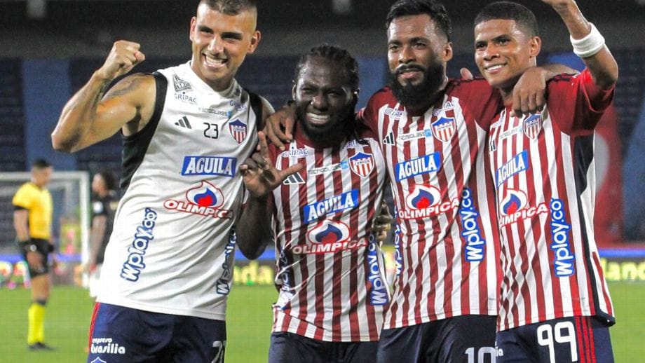 Jugadores de Junior celebran victoria en Liga Colombiana.