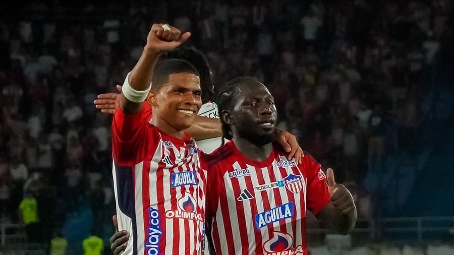 José Enamorado y Yimmi Chará, jugadores de Junior, celebrando en un partido.