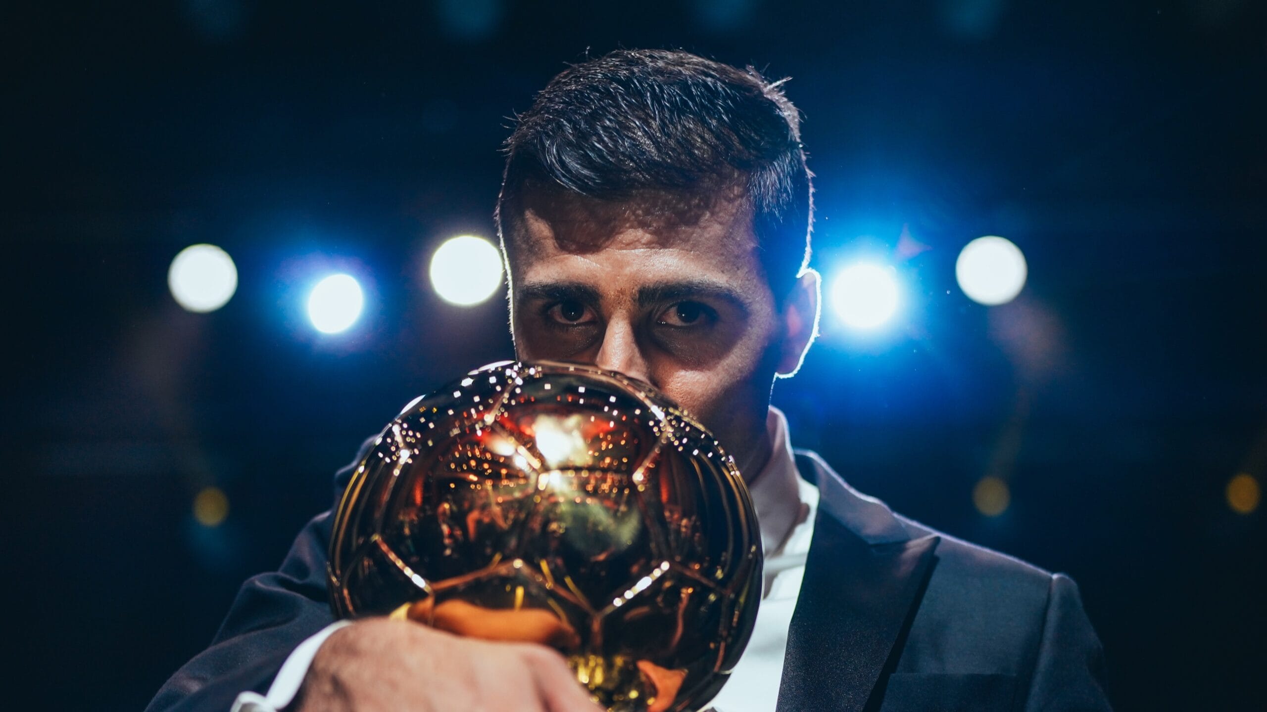 Rodri Hernández posando en una foto con el Balón de Oro.