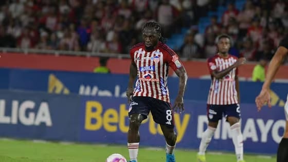 Junior enfrenta a Millonarios: ¡a ganar para acercarse a los cuadrangulares! Previa y formaciones probables 2 Yimmi Chará conduciendo el balón en un partido con Junior.