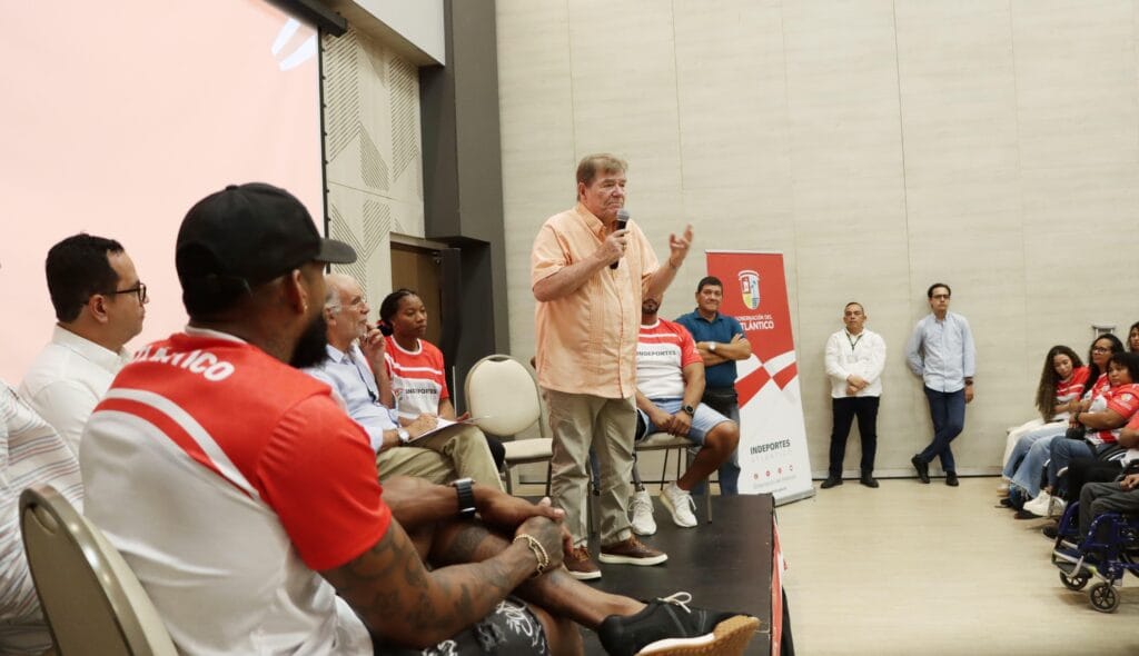 Atlántico lanza oficialmente el programa Atleta Apoyado 2025 con 142 beneficiarios 2 Helmut Bellingrodt, histórico exdeportista colombiano, realizando su intervención para el programa Atleta Apoyado 2025.