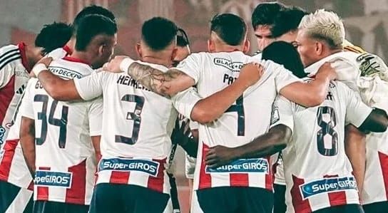 Jugadores de Junior se reunen en un partido.