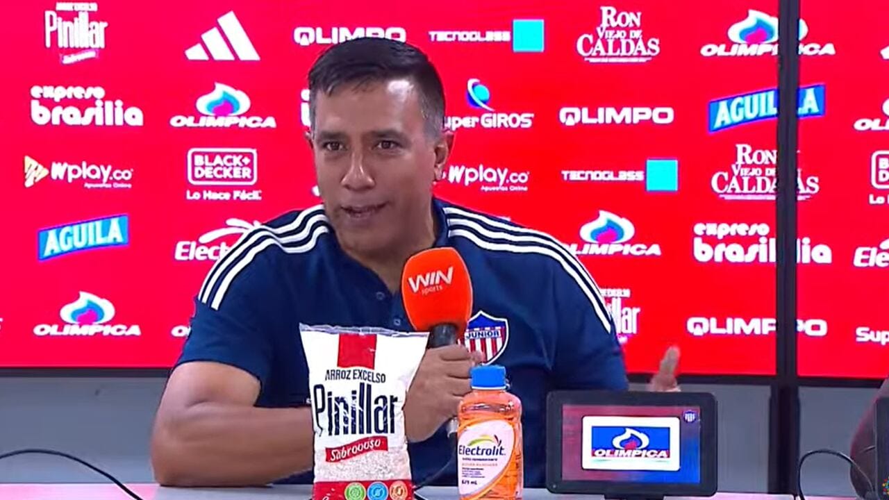 César Farías, técnico de Junior, en una rueda de prensa.