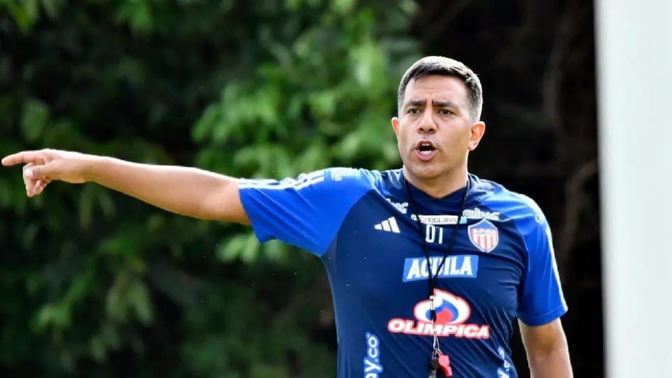 Fotografía de César Farías en un entrenamiento con Junior.