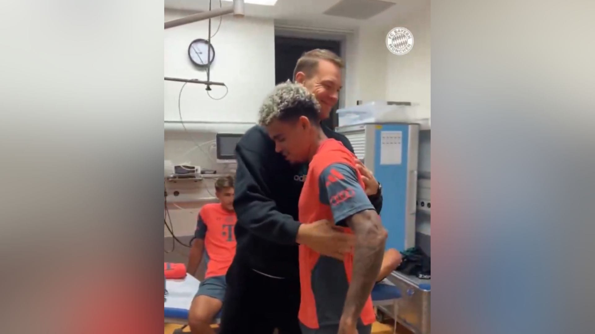 Así fue el encuentro de Luis Díaz con el plantel de Bayern Múnich: conoció a Manuel Neuer 1 Fotografía del encuentro de Luis Díaz con Manuel Neuer en Bayern Múnich.