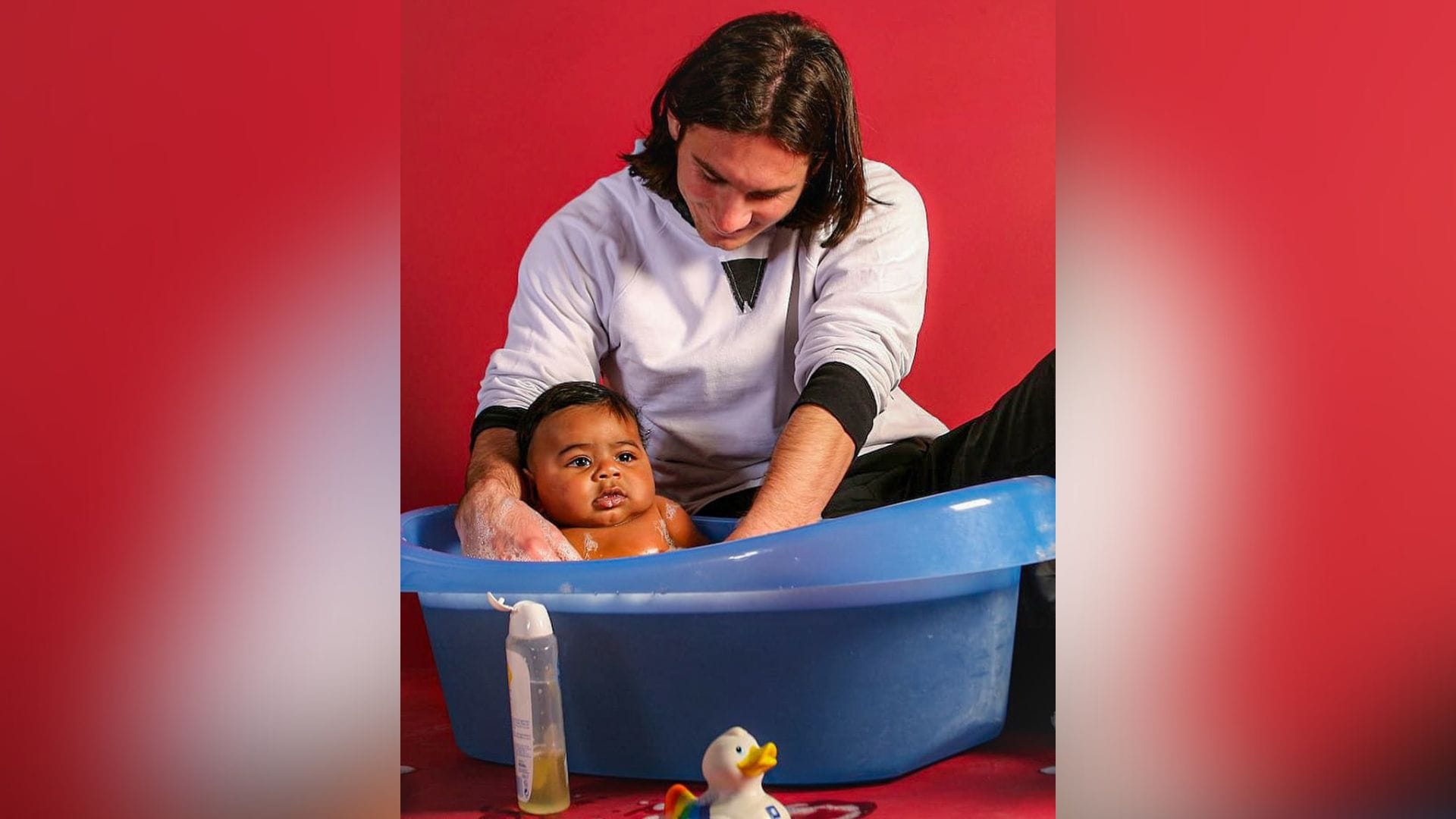 Fotografía de Lamine Yamal, siendo un bebé, bañado por Lionel Messi.