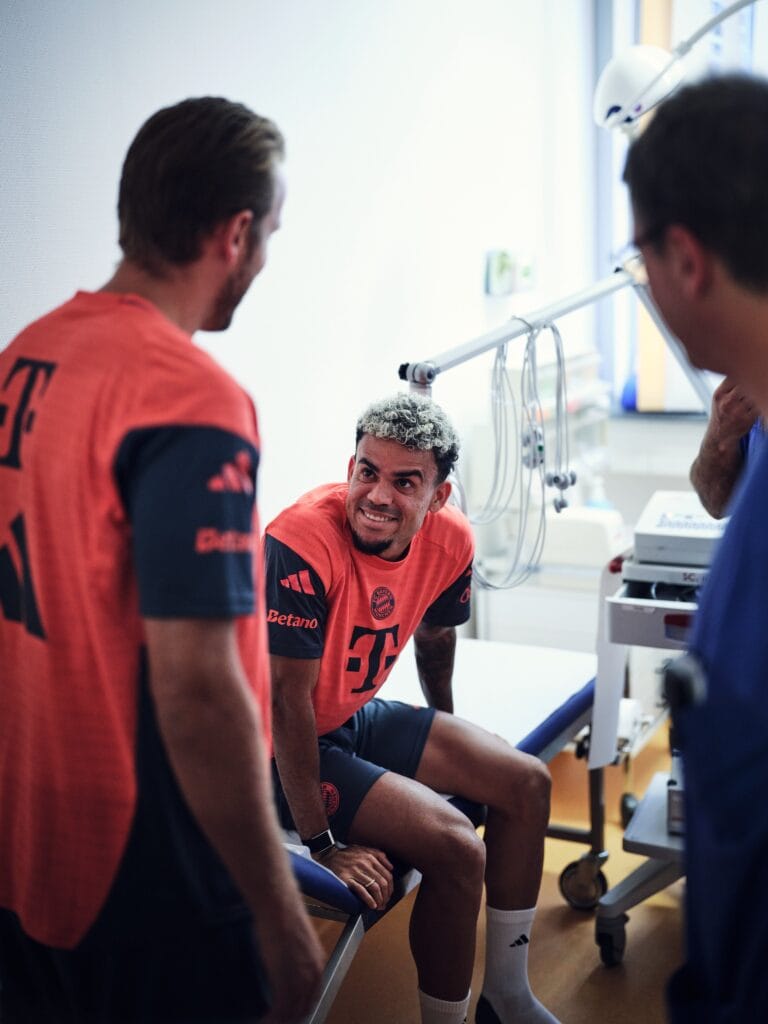 Así fue el encuentro de Luis Díaz con el plantel de Bayern Múnich: conoció a Manuel Neuer 2 Fotografía de Luis Díaz en compañía de Harry Kane, delantero de Bayern Múnich.