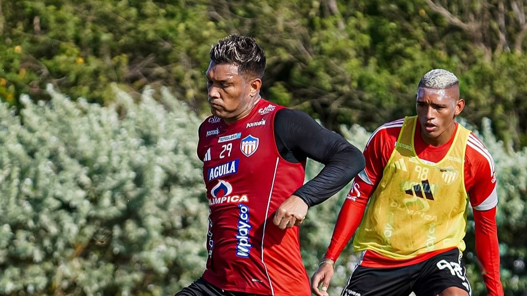Fotografía de Teófilo Gutiérrez y Jermein Peña, jugadores de Junior, realizando entrenamientos.