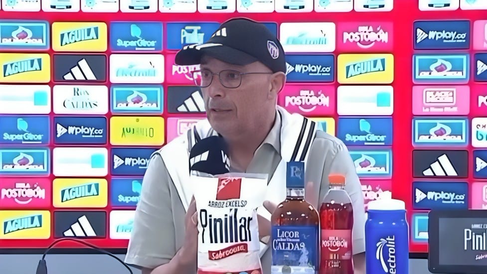 Fotografía de Alfredo Arias, técnico de Junior, en rueda de prensa.