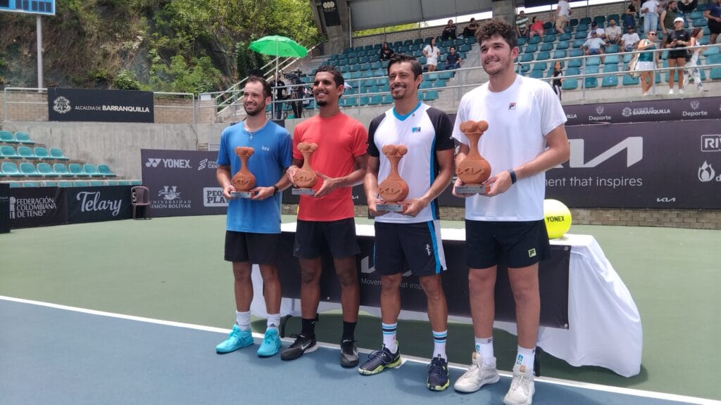 El colombiano Cristian Rodríguez y Benjamin Kittay, campeones en dobles del Kia Open 2025 4 Fotografía de Cristian Rodríguez, a la derecha, y Benjamin Kittay, último en el mismo lado, posando con sus trofeos.