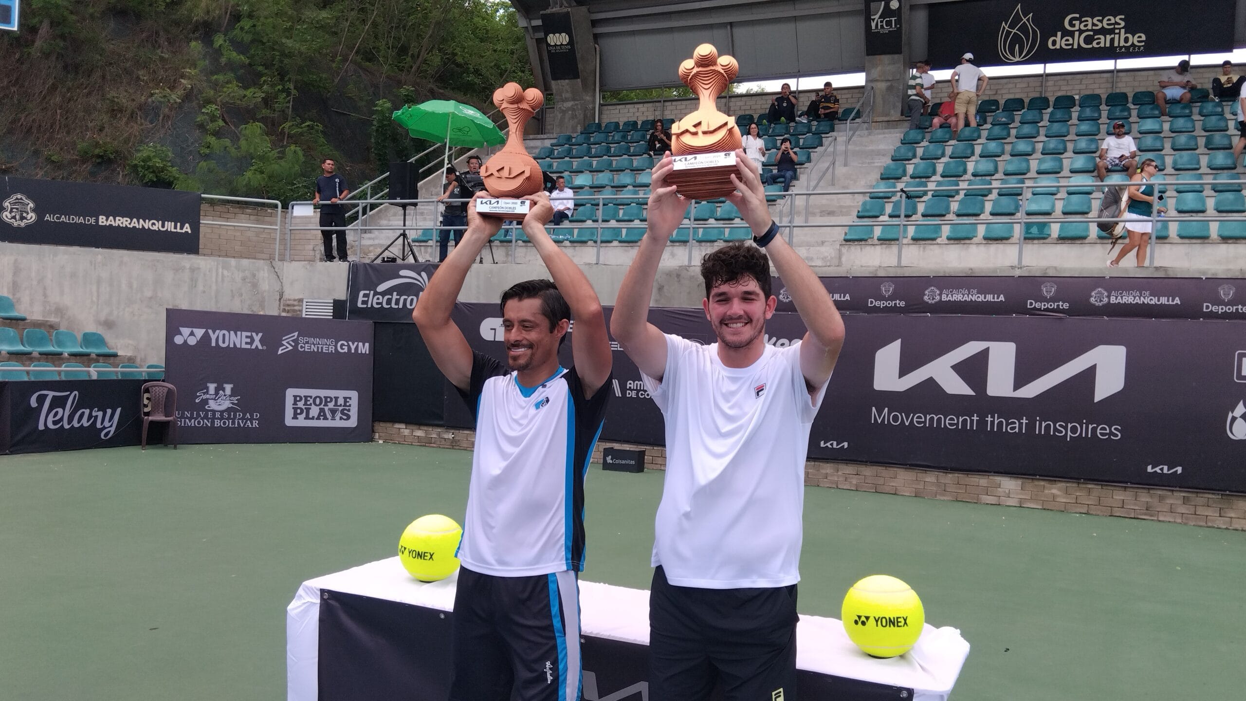 Fotografía de Cristian Rodríguez y Benjamin Kittay, campeones en dobles del Kia Open 2025.