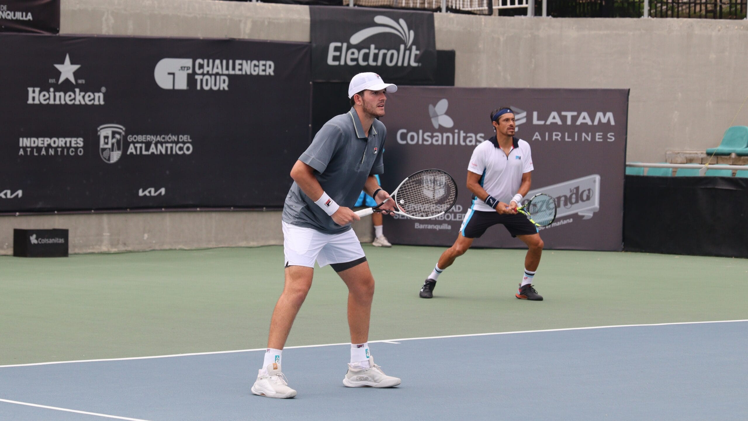 Fotografía de Cristian Rodríguez y Benjamin Kittay disputando los dobles en el Kia Open 2025.