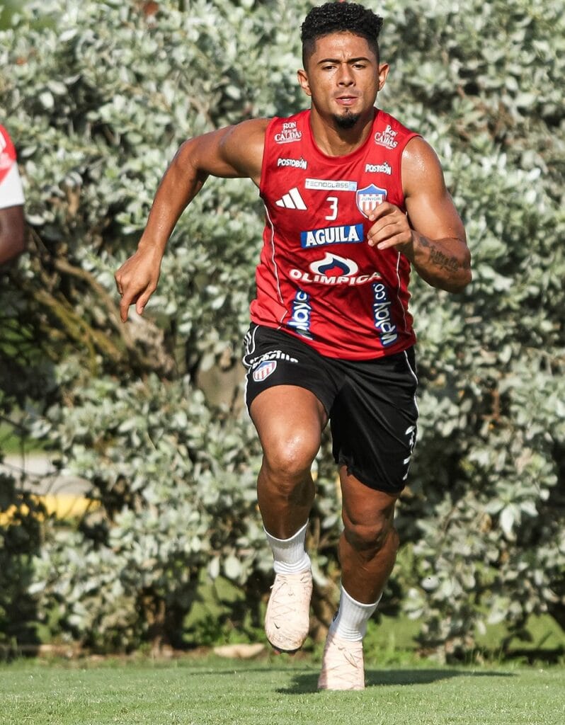 Junior vs. Bucaramanga: una prueba temprana para los rojiblancos con un fuerte rival 3 Fotografía de Edwin Herrera en un entrenamiento con Junior.