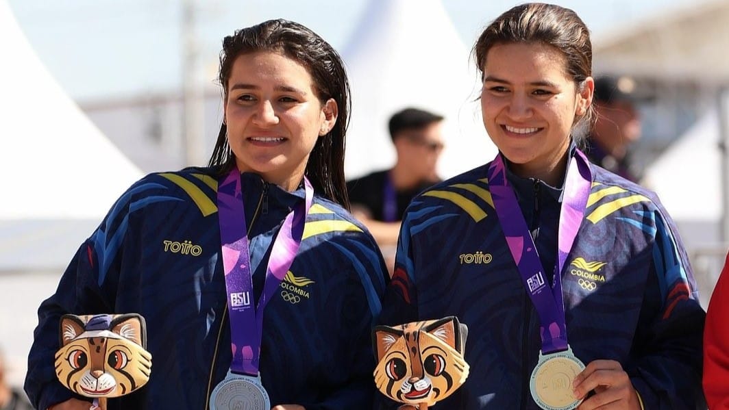 Fotografía de las hermanas Lizsurley Villegas y Queen Saray, de Colombia, con medallas de plata y oro en BMX de los Juegos Panamericanos Junior.
