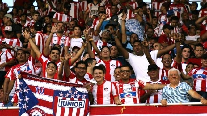 Fotografía de la hinchada de Junior en el estadio Metropolitano Roberto Meléndez.