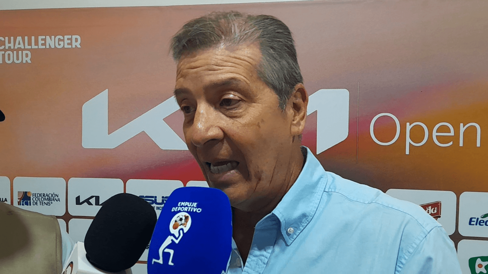 Jhan Fontalvo, organizador del torneo de tenis Kia Open 2025 en Barranquilla, dialogando con medios.