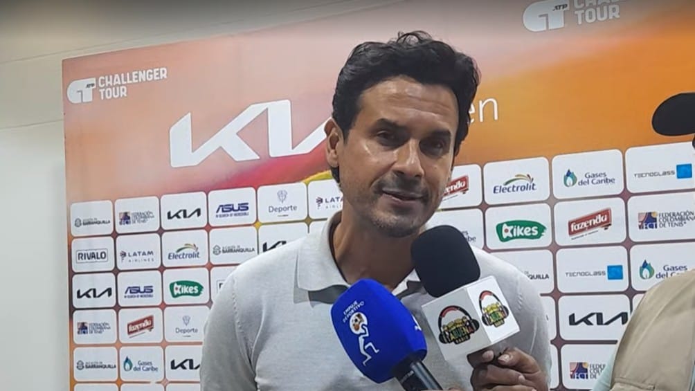 Fotografía de Jorge Isaza dialogando con medios sobre el Kia Open 2025.