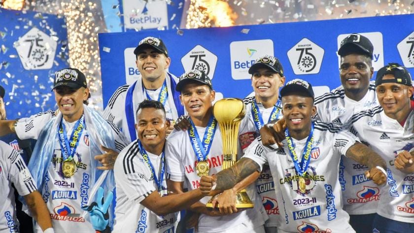 ¡Felices 101, Junior! Recordemos los 10 mejores momentos de su historia 7 Fotografía de Junior celebrando su décima estrella.