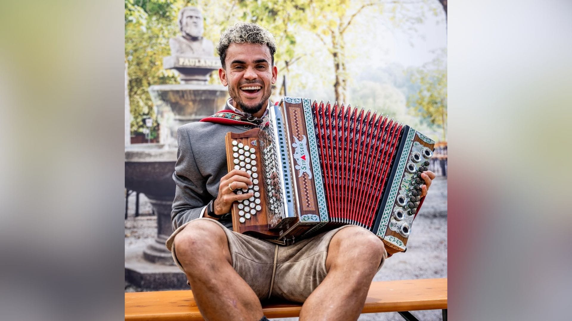 Fotografía de Luis Díaz tocando el acordeón en el Oktoberfest con Bayern Múnich.
