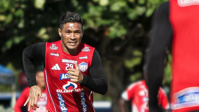 Fotografía de Teófilo Gutiérrez entrenando con Junior.
