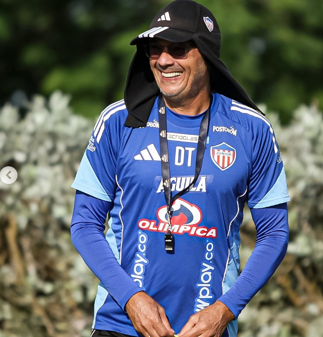 Junior vs. Pasto: ¡que los rojiblancos aprovechen el papayazo para retomar el liderato! 2 Fotografía de Alfredo Arias, técnico de Junior, en un entrenamiento.