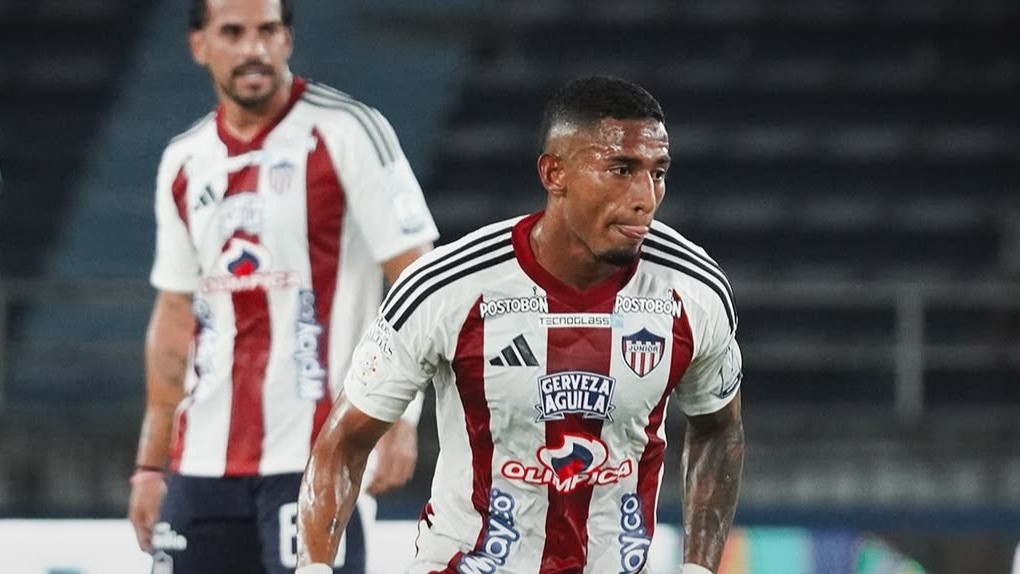 Fotografía de Jhomier Guerrero (centro), lateral derecho de Junior.