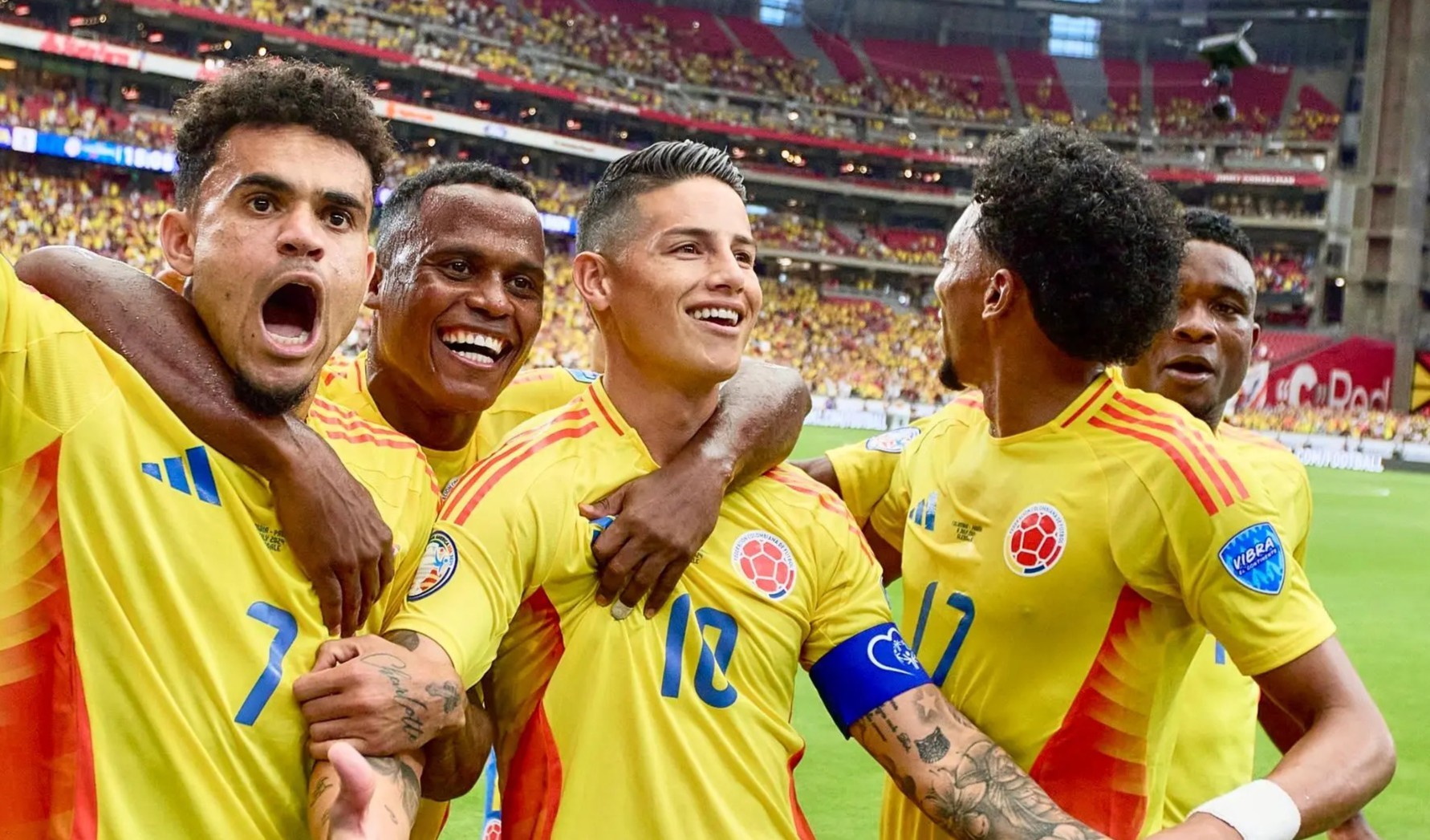 Fotografía de Luis Díaz, Jhon Arias, James Rodríguez y más jugadores de Colombia, celebrando.