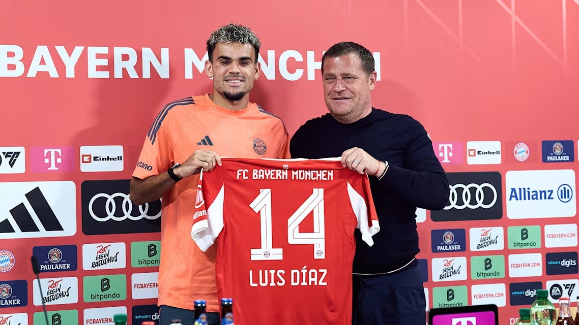 Fotografía de Luis Díaz posando con la camiseta de Bayern Múnich.
