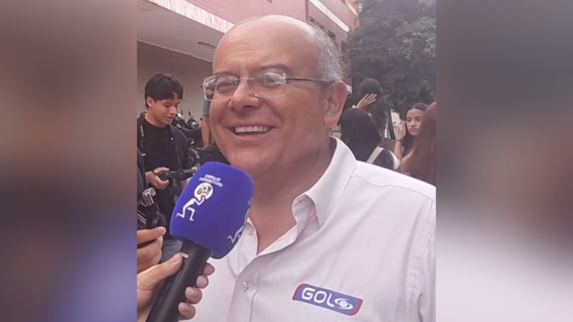 Fotografía de Ricardo Orrego hablando sobre la selección Colombia en EMPUJE DEPORTIVO.