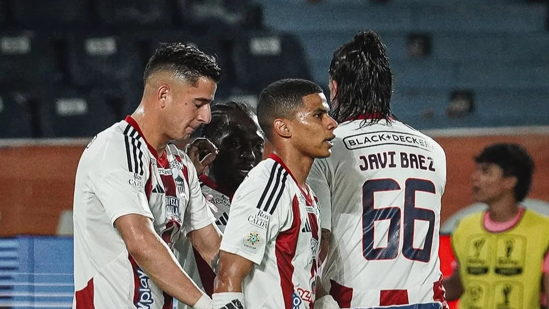 Fotografía de Guillermo Paiva, José Enamorado y Javier Báez, en foco con Junior.