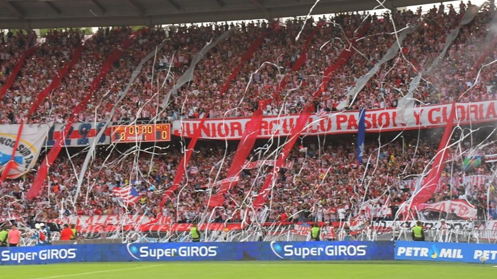 Fotografía de la hinchada de Junior en el estadio Metropolitano Roberto Meléndez.