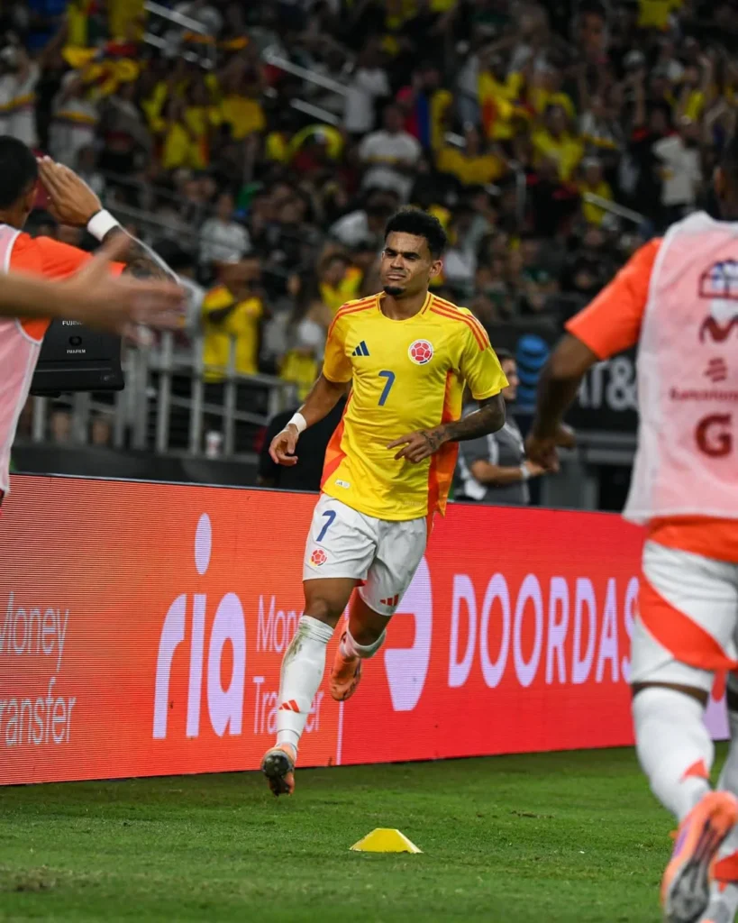 Fotografía de Luis Díaz celebrando su gol con la selección Colombia ante México.