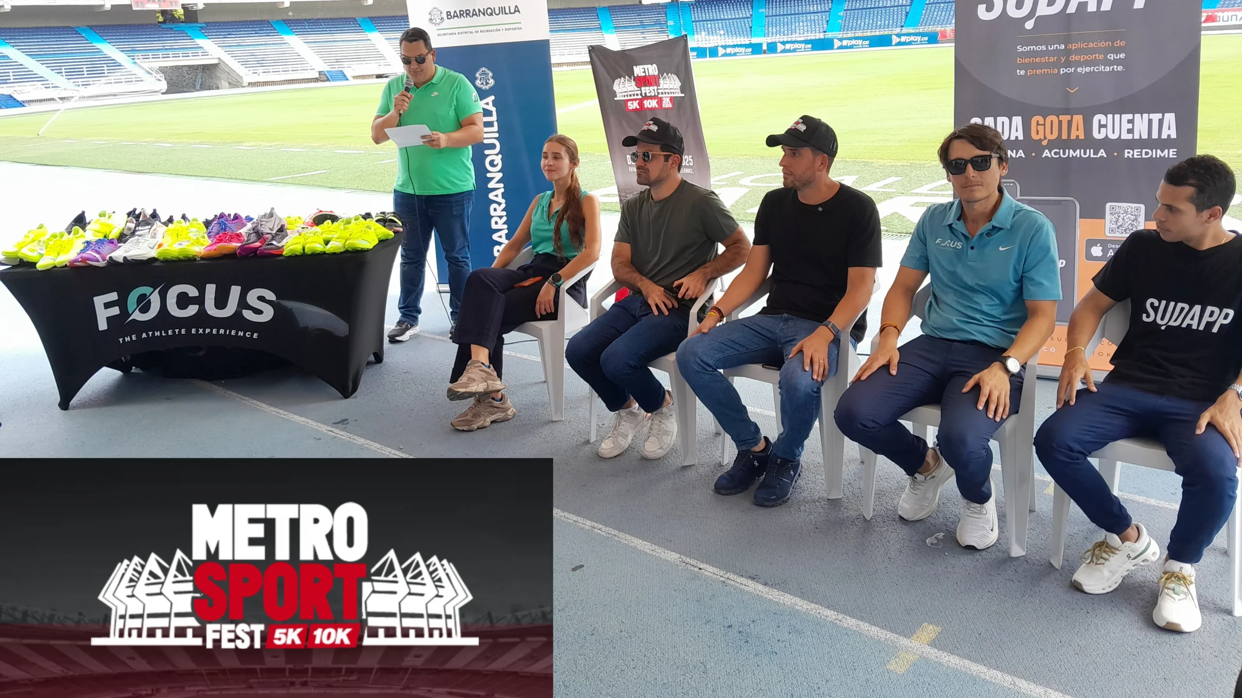 Fotografía de autoridades y participantes de presentación del Metro Sport Fest.