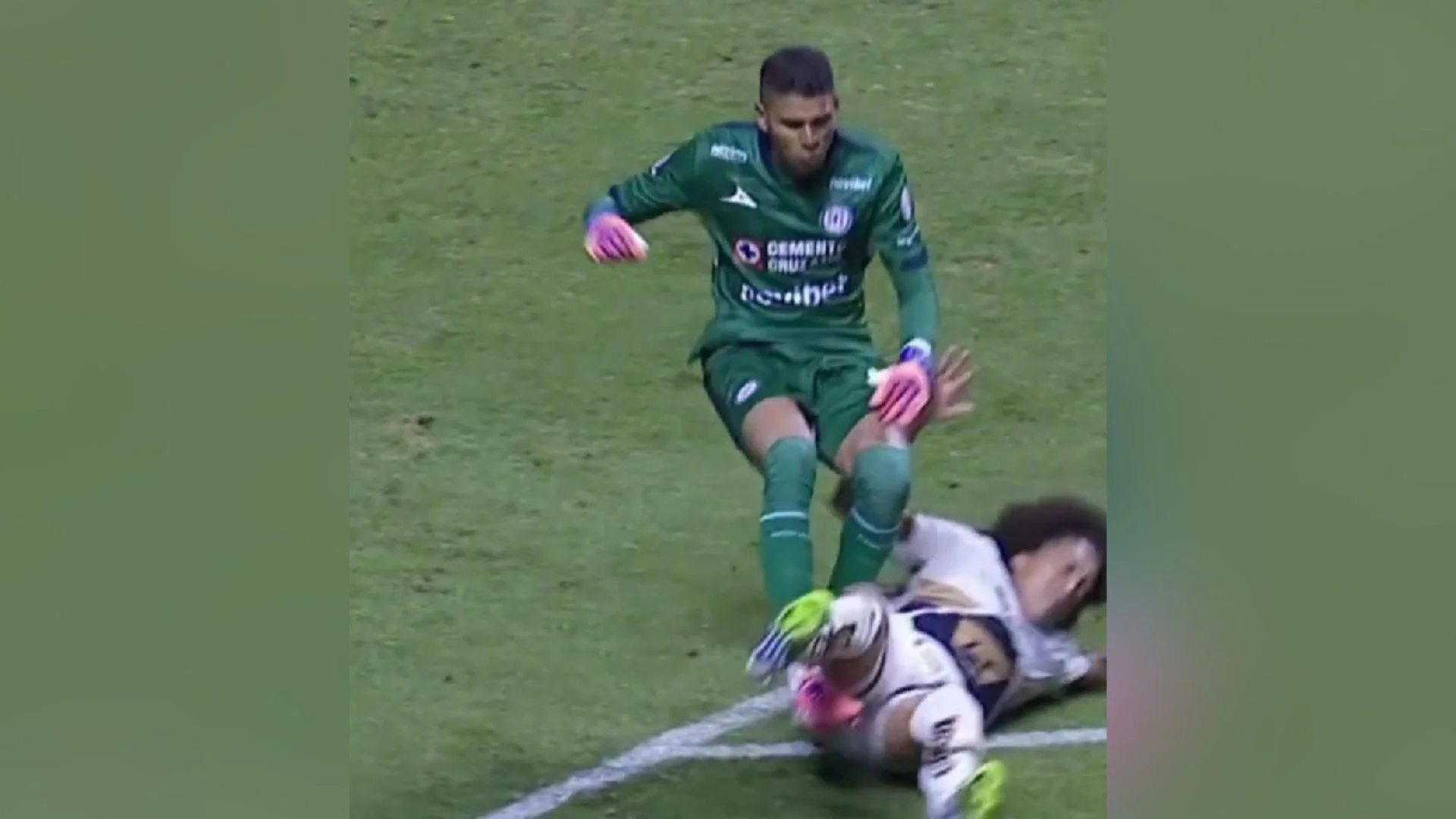 Captura de video de Kevin Mier recibiendo fuerte falta que acabó lesionándolo.