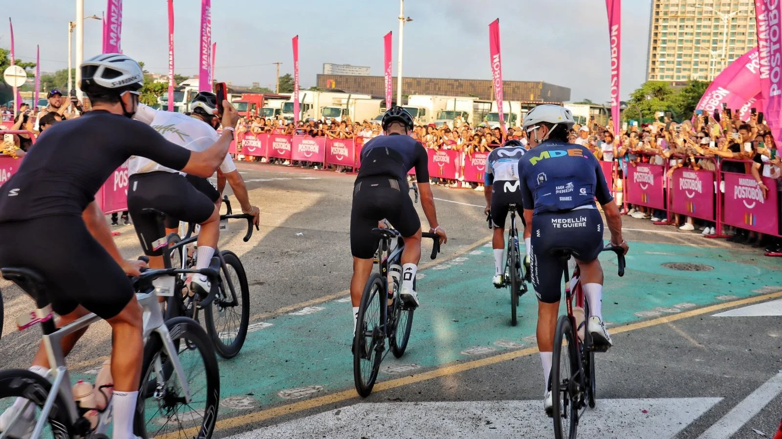 Fotografía de ciclistas compitiendo en el Giro de Rigo.