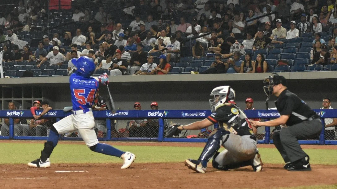 Golpe de autoridad en el clásico costeño: Caimanes de Barranquilla debuta aplastando a Tigres 1 Fotografía de Diego Contreras, cuadro interno de Caimanes de Barranquilla, realizando un bateo.
