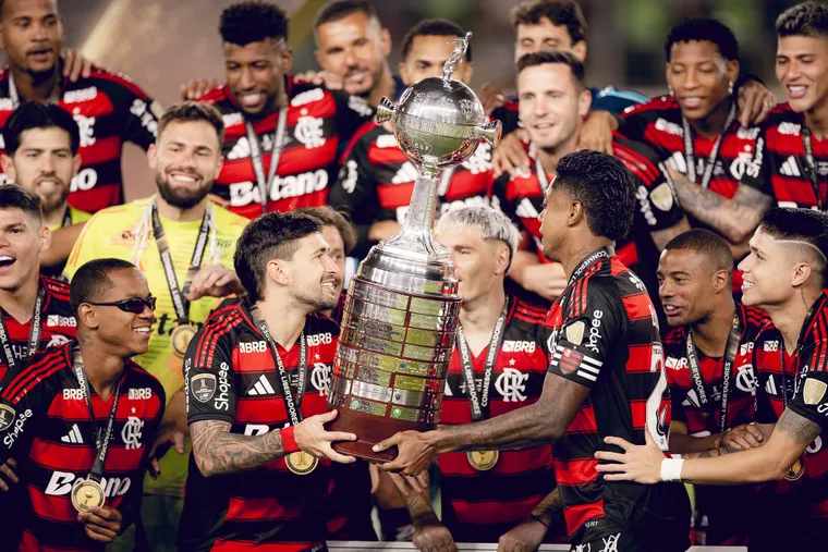 Flamengo, el primer club brasileño con cuatro títulos de Copa Libertadores: así quedó el top 10 histórico 1 Fotografía de jugadores de Flamengo celebrando el título de la Copa Libertadores 2025.