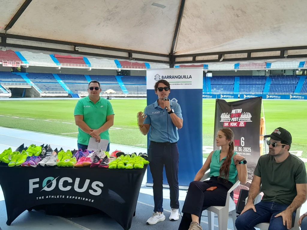 Fotografía de mesa central de la presentación del Metro Sport Fest.