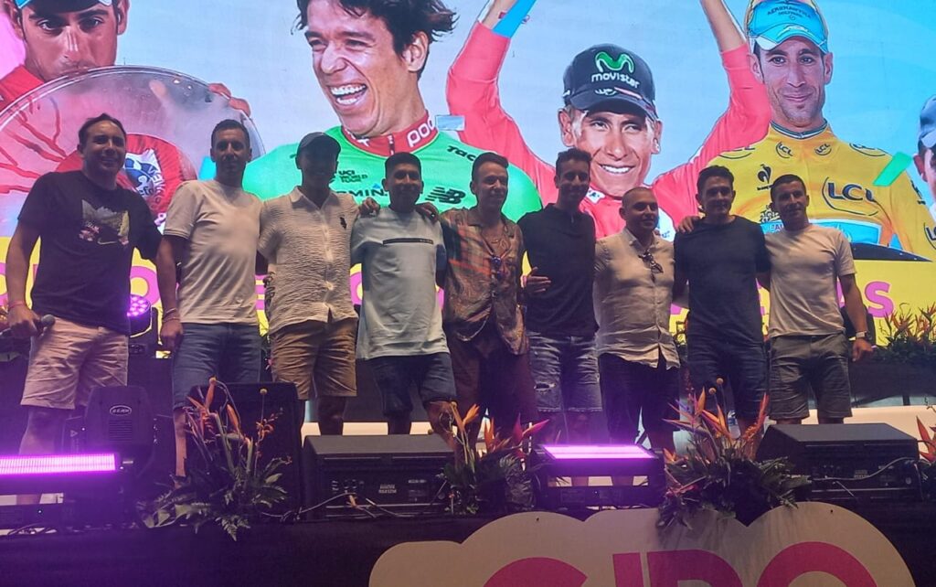 Fotografía de los participantes de la rueda de prensa del Giro de Rigo.