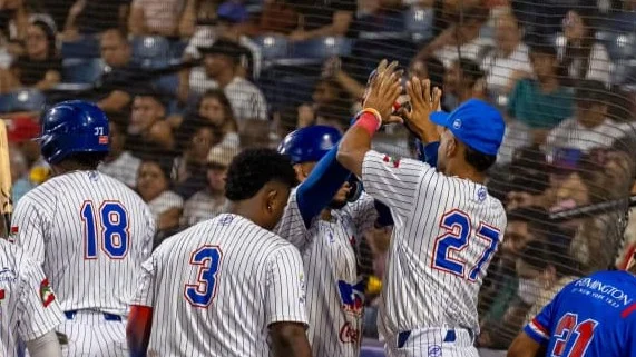 Caimanes de Barranquilla remonta y triunfa con jerarquía en el Édgar Rentería 1 Fotografía de escena de uno de los momentos de victoria de Caimanes de Barranquilla.